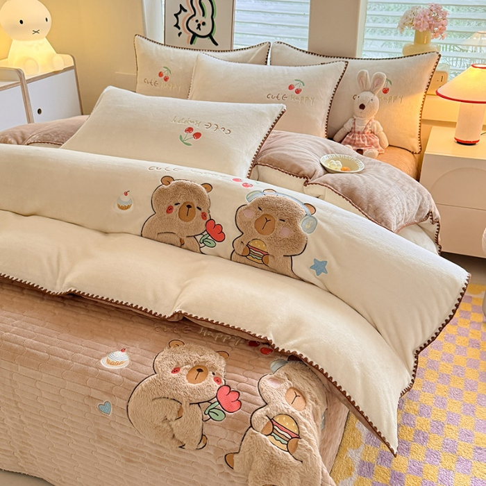 91家纺网 家纺一手货源 找家纺 漫布云家纺2025新款230g全消光大版卡通牛奶绒兔毛贴布绣花床盖四件套可爱卡通男孩女孩法莱绒被套床盖四件套 可爱布布 