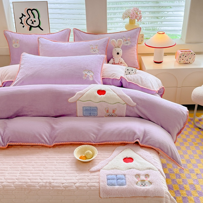 91家纺网 家纺一手货源 找家纺 漫布云家纺2025新款230g全消光大版卡通牛奶绒兔毛贴布绣花床盖四件套可爱卡通男孩女孩法莱绒被套床盖四件套  童趣 