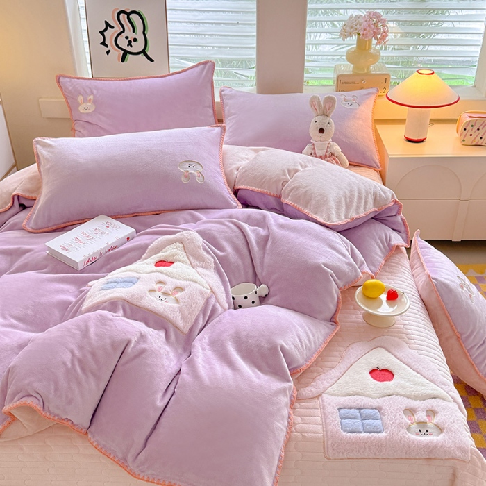 91家纺网 家纺一手货源 找家纺 漫布云家纺2025新款230g全消光大版卡通牛奶绒兔毛贴布绣花床盖四件套可爱卡通男孩女孩法莱绒被套床盖四件套  童趣 