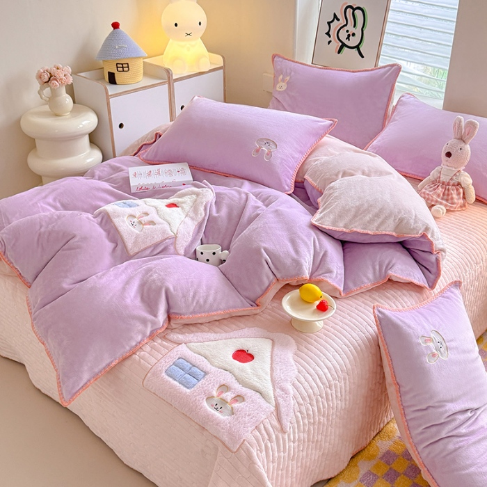 91家纺网 家纺一手货源 找家纺 漫布云家纺2025新款230g全消光大版卡通牛奶绒兔毛贴布绣花床盖四件套可爱卡通男孩女孩法莱绒被套床盖四件套  童趣 