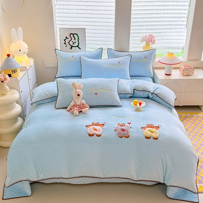 91家纺网 家纺一手货源 找家纺 漫布云家纺2025新款230g全消光大版卡通牛奶绒兔毛贴布绣花床盖四件套可爱卡通男孩女孩法莱绒被套床盖四件套 笑脸熊 