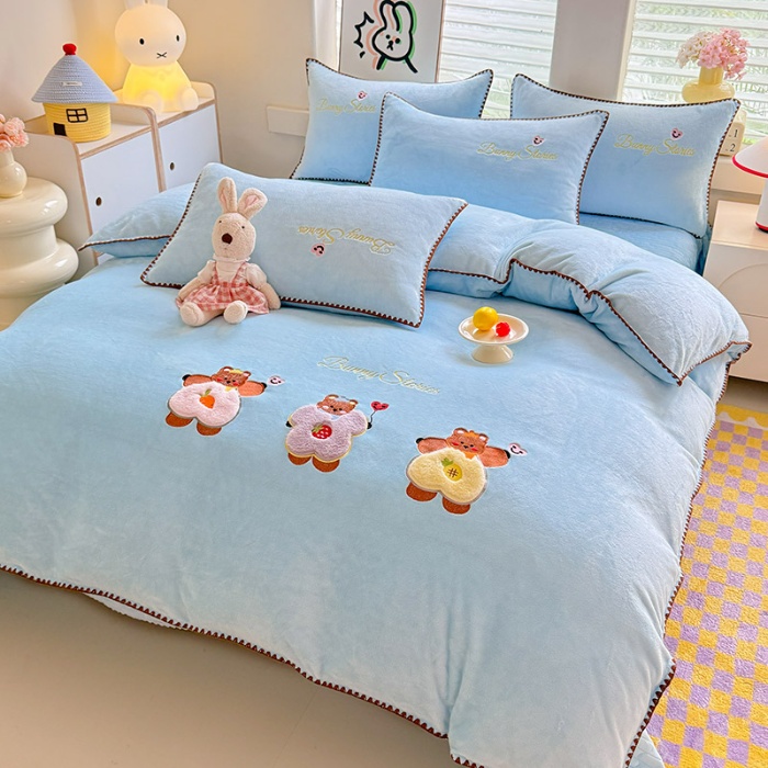 91家纺网 家纺一手货源 找家纺 漫布云家纺2025新款230g全消光大版卡通牛奶绒兔毛贴布绣花床盖四件套可爱卡通男孩女孩法莱绒被套床盖四件套 笑脸熊 