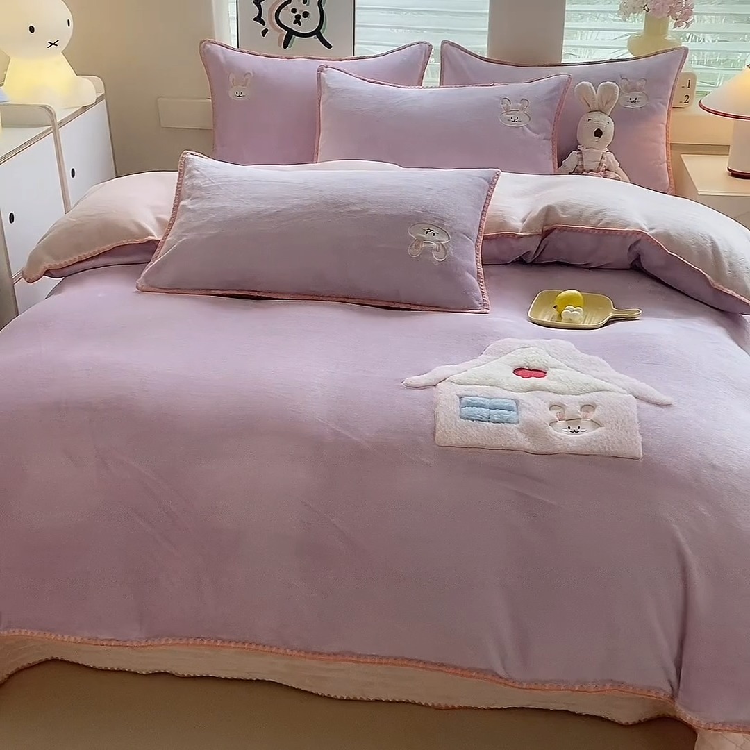 91家纺网 家纺一手货源 找家纺 漫布云家纺2025新款230g全消光大版卡通牛奶绒兔毛贴布绣花床盖四件套可爱卡通男孩女孩法莱绒被套床盖四件套  童趣 