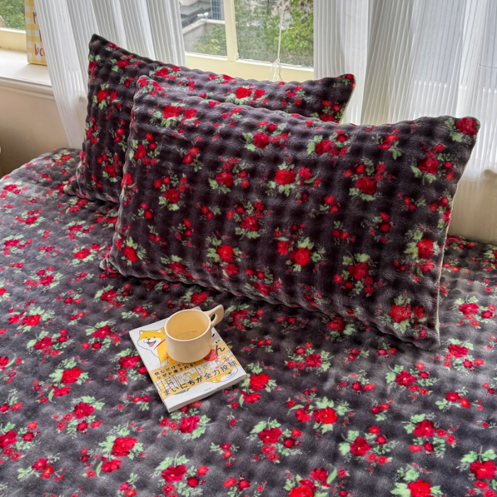 91家纺网 家纺一手货源 找家纺 （总）2025新款250克兔兔牛奶绒大泡泡印花枕套