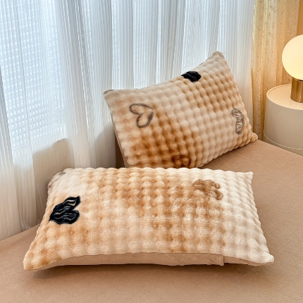 91家纺网 家纺一手货源 找家纺 （总）2025新款250克兔兔牛奶绒大泡泡印花枕套