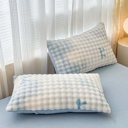 91家纺网 家纺一手货源 找家纺 （总）2025新款250克兔兔牛奶绒大泡泡印花枕套