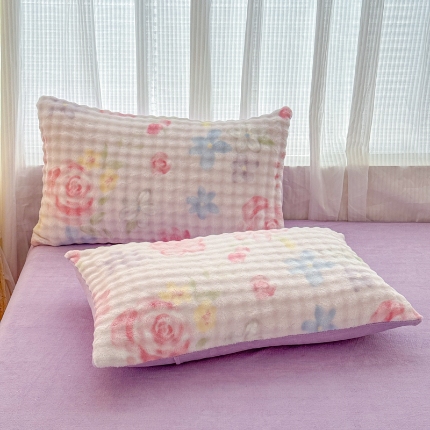 91家纺网 家纺一手货源 找家纺 （总）2025新款250克兔兔牛奶绒大泡泡印花枕套