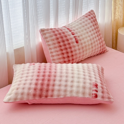 91家纺网 家纺一手货源 找家纺 （总）2025新款250克兔兔牛奶绒大泡泡印花枕套