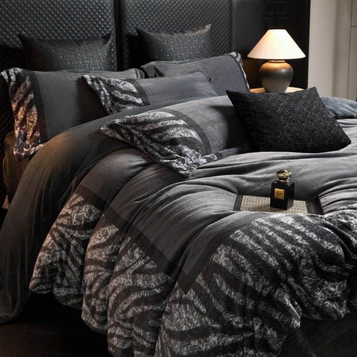 91家纺网 家纺一手货源 找家纺 （总）新方向 2025新款 专版花型 240克全消光A类数码印花牛奶绒四件套床盖款-卡仑