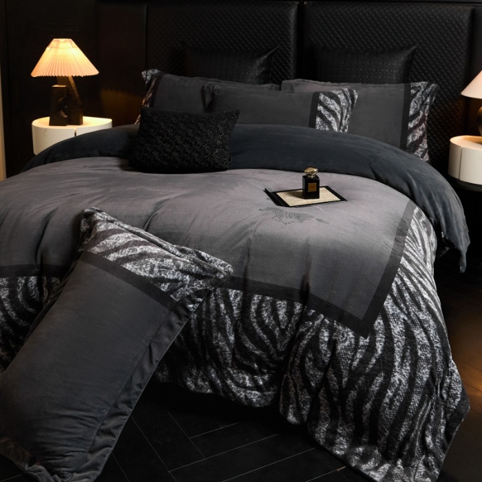 91家纺网 家纺一手货源 找家纺 （总）新方向 2025新款 专版花型 240克全消光A类数码印花牛奶绒四件套床盖款-卡仑