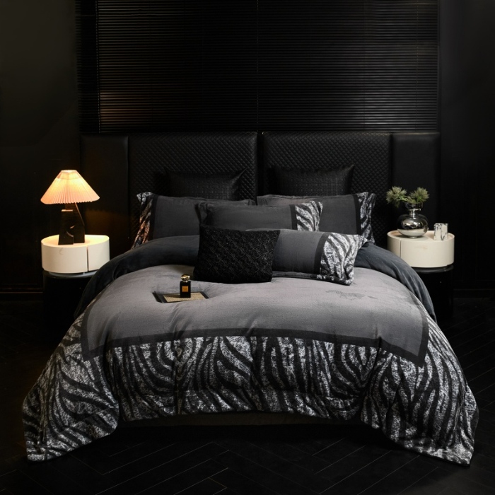 91家纺网 家纺一手货源 找家纺 （总）新方向 2025新款 专版花型 240克全消光A类数码印花牛奶绒四件套床盖款-卡仑