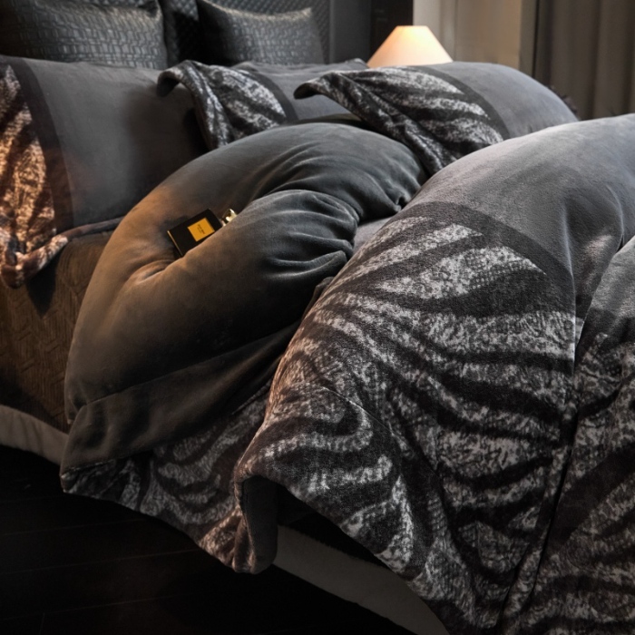 91家纺网 家纺一手货源 找家纺 （总）新方向 2025新款 专版花型 240克全消光A类数码印花牛奶绒四件套床盖款-卡仑