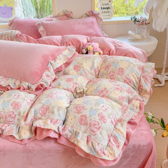 91家纺网 家纺一手货源 找家纺 2025韩版双花边多功能AB面牛奶绒四件套甜美仙女法式花边韩式小碎花印花牛奶绒四件套加绒保暖单被套罩