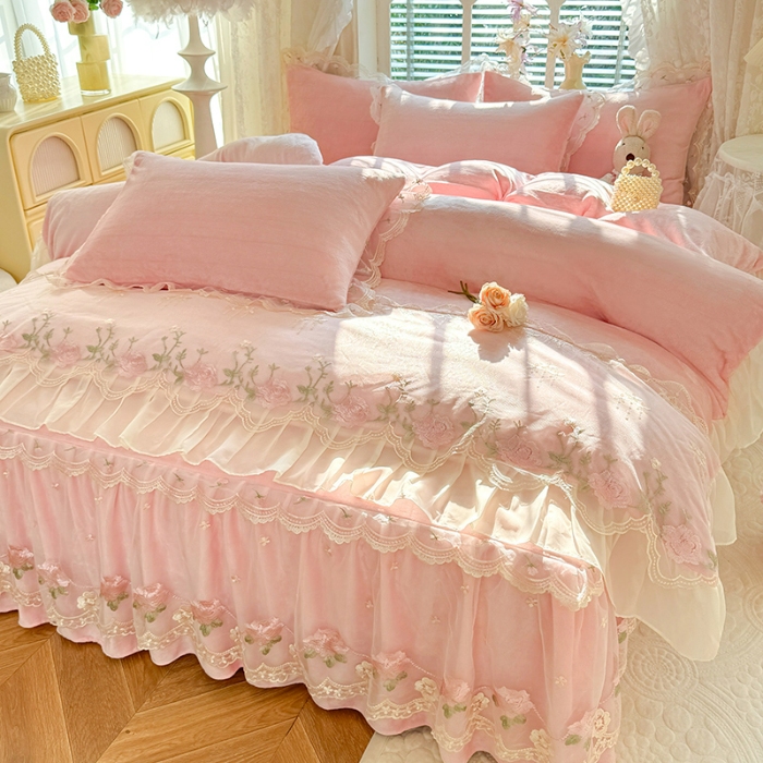 91家纺网 家纺一手货源 找家纺 漫布云2025秋冬新款230g双层绣花花边全消光牛奶绒床裙款四件套纯色蕾丝花边刺绣床裙款三件套 依恋-樱花粉 