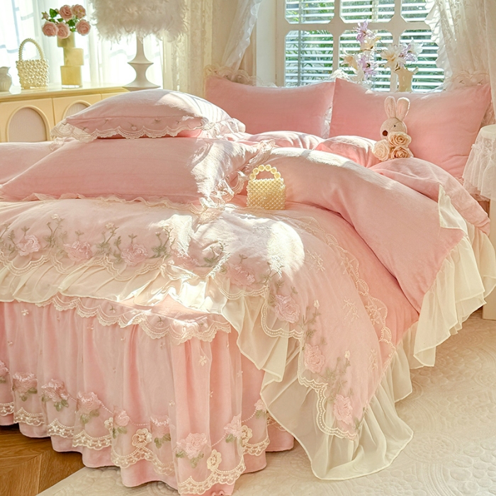 91家纺网 家纺一手货源 找家纺 漫布云2025秋冬新款230g双层绣花花边全消光牛奶绒床裙款四件套纯色蕾丝花边刺绣床裙款三件套 依恋-樱花粉 