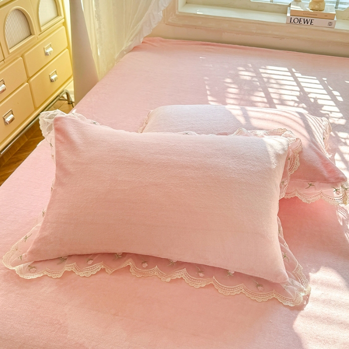 91家纺网 家纺一手货源 找家纺 漫布云2025秋冬新款230g双层绣花花边全消光牛奶绒床裙款四件套纯色蕾丝花边刺绣床裙款三件套 依恋-樱花粉 