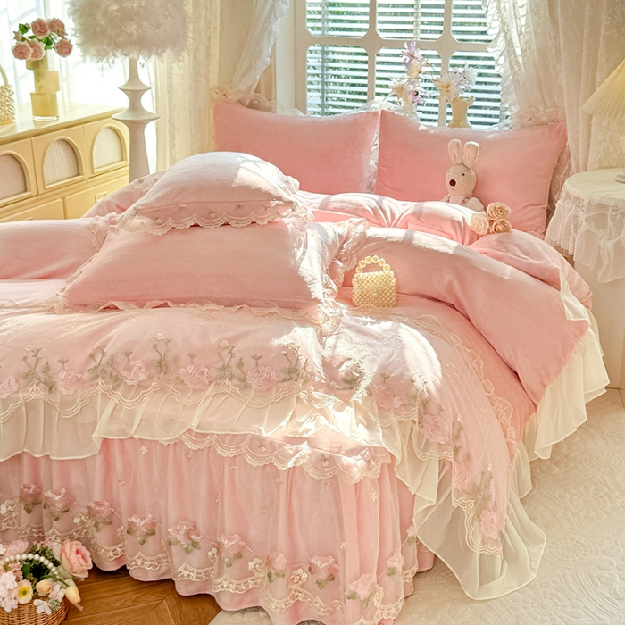 91家纺网 家纺一手货源 找家纺 漫布云2025秋冬新款230g双层绣花花边全消光牛奶绒床裙款四件套纯色蕾丝花边刺绣床裙款三件套 依恋-樱花粉 