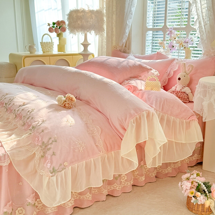 91家纺网 家纺一手货源 找家纺 漫布云2025秋冬新款230g双层绣花花边全消光牛奶绒床裙款四件套纯色蕾丝花边刺绣床裙款三件套 依恋-樱花粉 