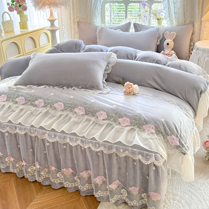 91家纺网 家纺一手货源 找家纺 漫布云2025秋冬新款230g双层绣花花边全消光牛奶绒床裙款四件套纯色蕾丝花边刺绣床裙款三件套 依恋-高级灰 