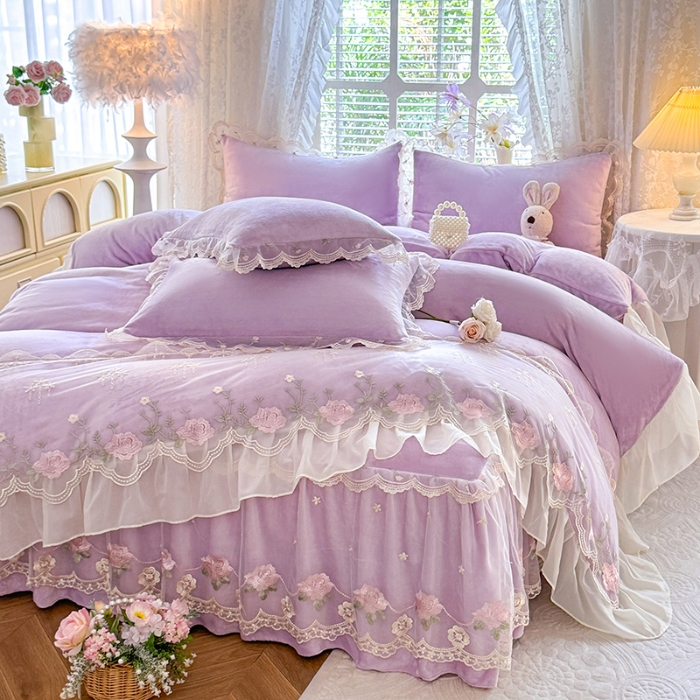 91家纺网 家纺一手货源 找家纺 漫布云2025秋冬新款230g双层绣花花边全消光牛奶绒床裙款四件套纯色蕾丝花边刺绣床裙款三件套 依恋-香芋紫