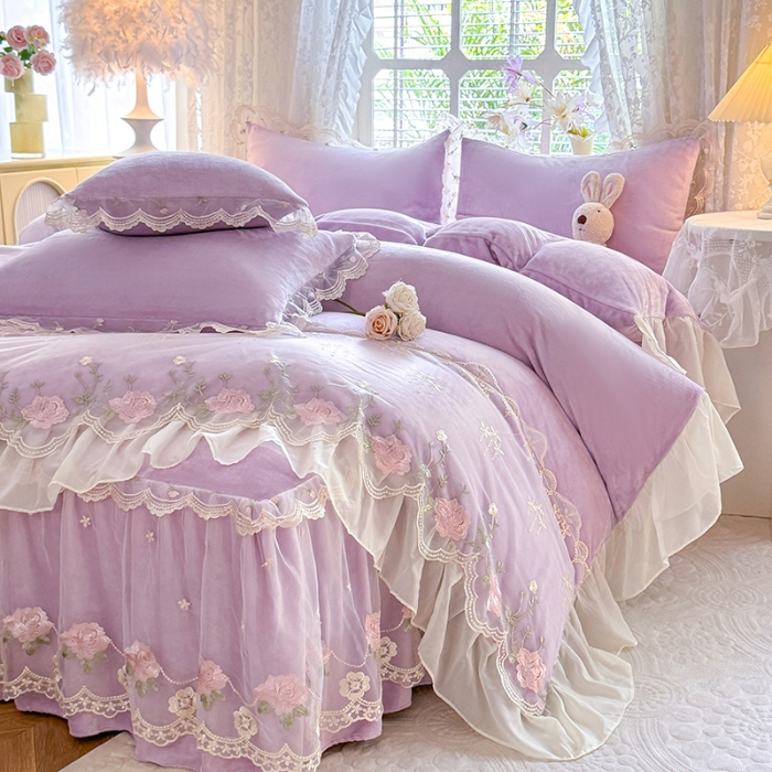 91家纺网 家纺一手货源 找家纺 漫布云2025秋冬新款230g双层绣花花边全消光牛奶绒床裙款四件套纯色蕾丝花边刺绣床裙款三件套 依恋-香芋紫