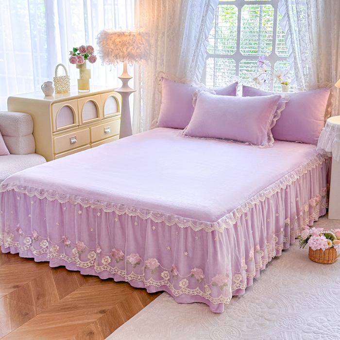 91家纺网 家纺一手货源 找家纺 漫布云2025秋冬新款230g双层绣花花边全消光牛奶绒床裙款四件套纯色蕾丝花边刺绣床裙款三件套 依恋-香芋紫