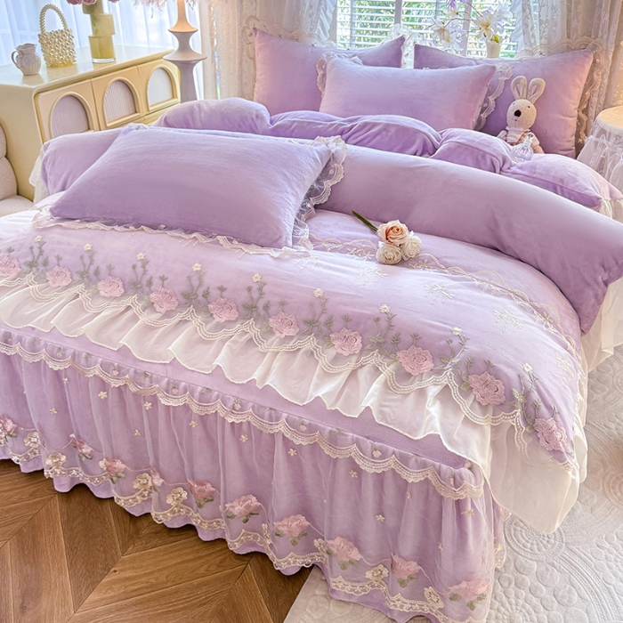 91家纺网 家纺一手货源 找家纺 漫布云2025秋冬新款230g双层绣花花边全消光牛奶绒床裙款四件套纯色蕾丝花边刺绣床裙款三件套 依恋-香芋紫