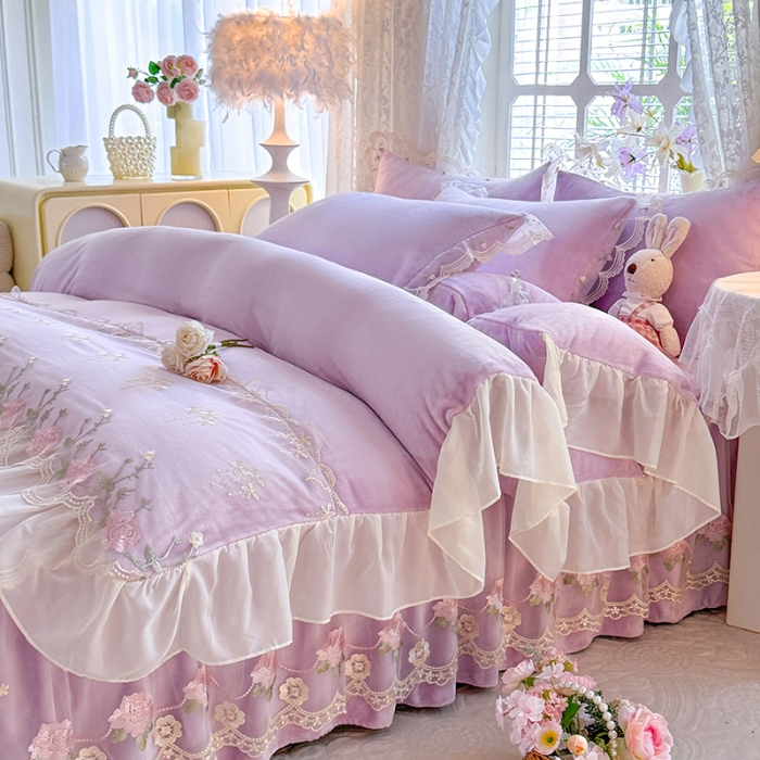 91家纺网 家纺一手货源 找家纺 漫布云2025秋冬新款230g双层绣花花边全消光牛奶绒床裙款四件套纯色蕾丝花边刺绣床裙款三件套 依恋-香芋紫