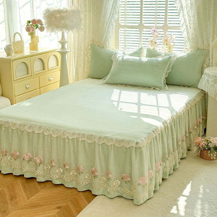 91家纺网 家纺一手货源 找家纺 漫布云2025秋冬新款230g双层绣花花边全消光牛奶绒床裙款四件套纯色蕾丝花边刺绣床裙款三件套  依恋-新芽绿 