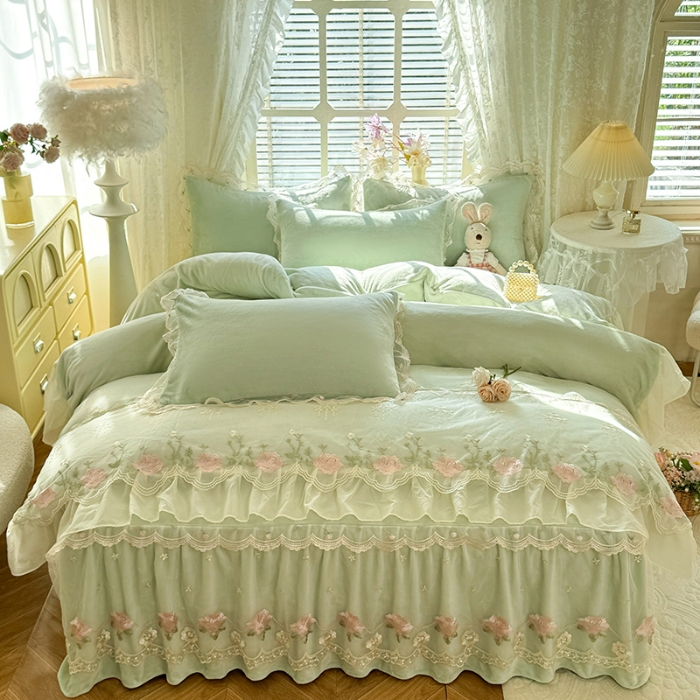 91家纺网 家纺一手货源 找家纺 漫布云2025秋冬新款230g双层绣花花边全消光牛奶绒床裙款四件套纯色蕾丝花边刺绣床裙款三件套  依恋-新芽绿 