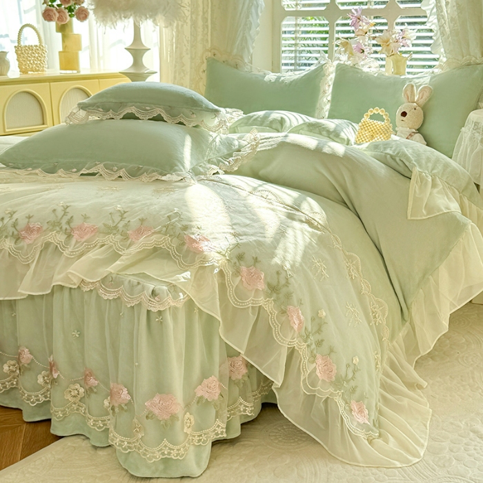 91家纺网 家纺一手货源 找家纺 漫布云2025秋冬新款230g双层绣花花边全消光牛奶绒床裙款四件套纯色蕾丝花边刺绣床裙款三件套  依恋-新芽绿 