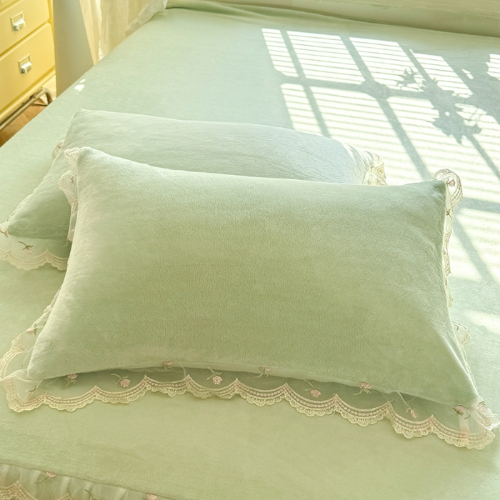 91家纺网 家纺一手货源 找家纺 漫布云2025秋冬新款230g双层绣花花边全消光牛奶绒床裙款四件套纯色蕾丝花边刺绣床裙款三件套  依恋-新芽绿 