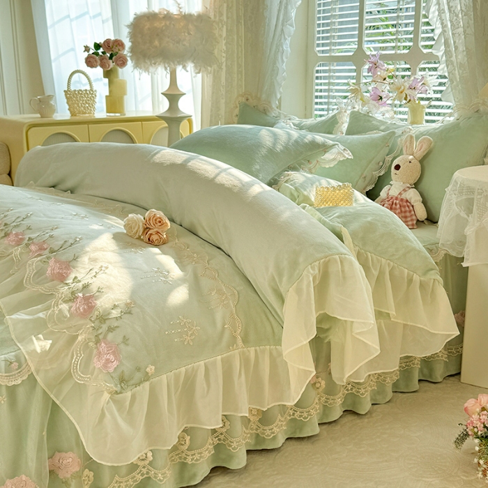 91家纺网 家纺一手货源 找家纺 漫布云2025秋冬新款230g双层绣花花边全消光牛奶绒床裙款四件套纯色蕾丝花边刺绣床裙款三件套  依恋-新芽绿 