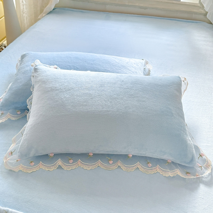 91家纺网 家纺一手货源 找家纺 漫布云2025秋冬新款230g双层绣花花边全消光牛奶绒床裙款四件套纯色蕾丝花边刺绣床裙款三件套 依恋-婴儿蓝