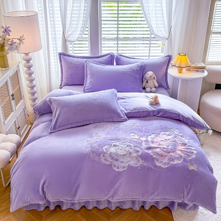 91家纺网 家纺一手货源 找家纺 （总）漫布云2025秋冬新款220g全消光大版花卉牛奶绒刺绣款四件套高克重宝宝绒婴儿绒刺绣花四件套