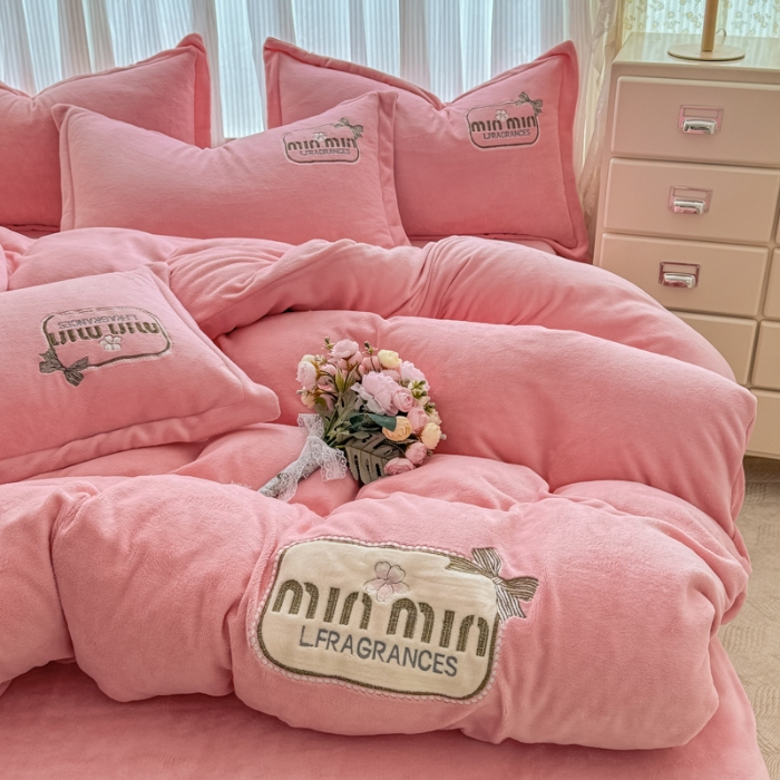 91家纺网 家纺一手货源 找家纺 （总）2025外贸跑量款加厚清新公主法式风花卉纯色牛奶绒贴布绣刺绣花四件套单品床单被套婴儿绒法兰绒兔毛绒四件套