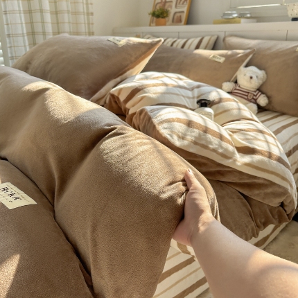 91家纺网 家纺一手货源 找家纺 （总）（含买家秀）2025秋冬新款素色条纹牛奶绒四件套双拼撞色冬季保暖四件套简约风床上用品