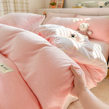 91家纺网 家纺一手货源 找家纺 （总）（含买家秀）2025秋冬新款素色条纹牛奶绒四件套双拼撞色冬季保暖四件套简约风床上用品