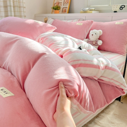 91家纺网 家纺一手货源 找家纺 （总）（含买家秀）2025秋冬新款素色条纹牛奶绒四件套双拼撞色冬季保暖四件套简约风床上用品