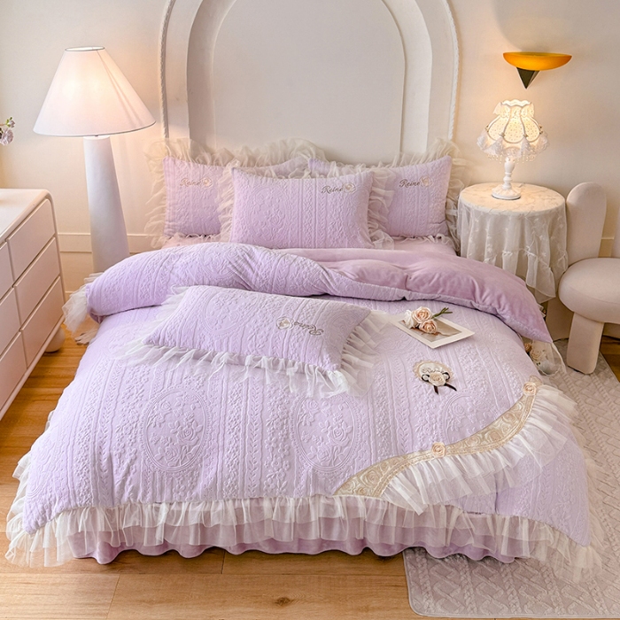 91家纺网 家纺一手货源 找家纺 2025漫布云纺360g全消光牛奶绒工艺款蕾丝盘花立体雕花绒牛奶绒四件套刺绣绣花套件 安琪-梦幻紫