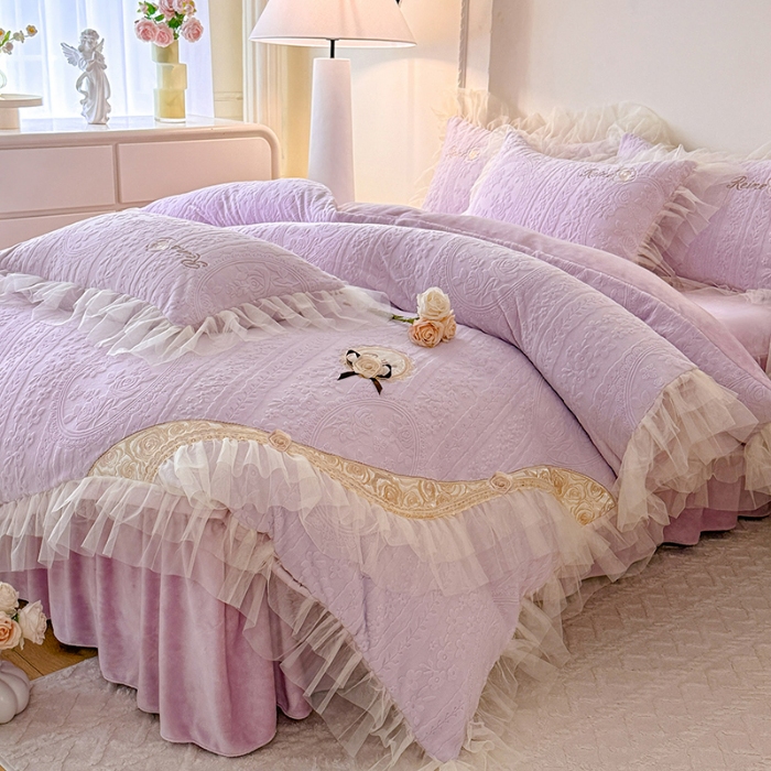 91家纺网 家纺一手货源 找家纺 2025漫布云纺360g全消光牛奶绒工艺款蕾丝盘花立体雕花绒牛奶绒四件套刺绣绣花套件 安琪-梦幻紫