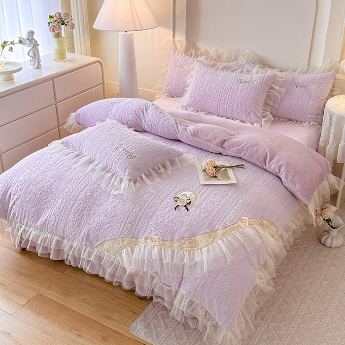 91家纺网 家纺一手货源 找家纺 2025漫布云纺360g全消光牛奶绒工艺款蕾丝盘花立体雕花绒牛奶绒四件套刺绣绣花套件 安琪-梦幻紫