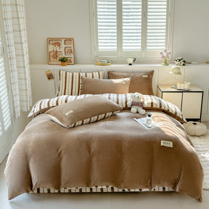 91家纺网 家纺一手货源 找家纺 （总）（含买家秀）2025秋冬新款素色条纹牛奶绒四件套双拼撞色冬季保暖四件套简约风床上用品