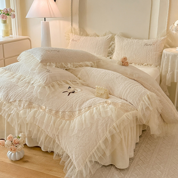 91家纺网 家纺一手货源 找家纺 2025漫布云纺360g全消光牛奶绒工艺款蕾丝盘花立体雕花绒牛奶绒四件套刺绣绣花套件 安琪-奶油白 