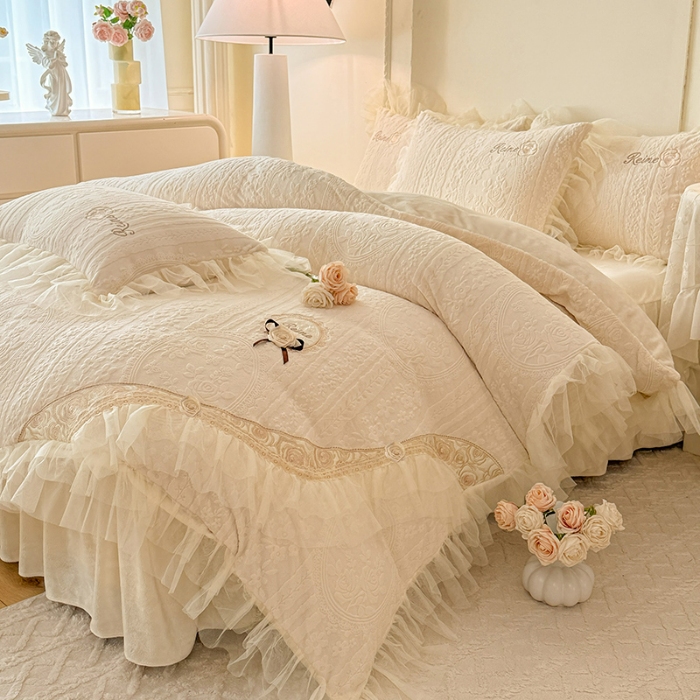 91家纺网 家纺一手货源 找家纺 2025漫布云纺360g全消光牛奶绒工艺款蕾丝盘花立体雕花绒牛奶绒四件套刺绣绣花套件 安琪-奶油白 