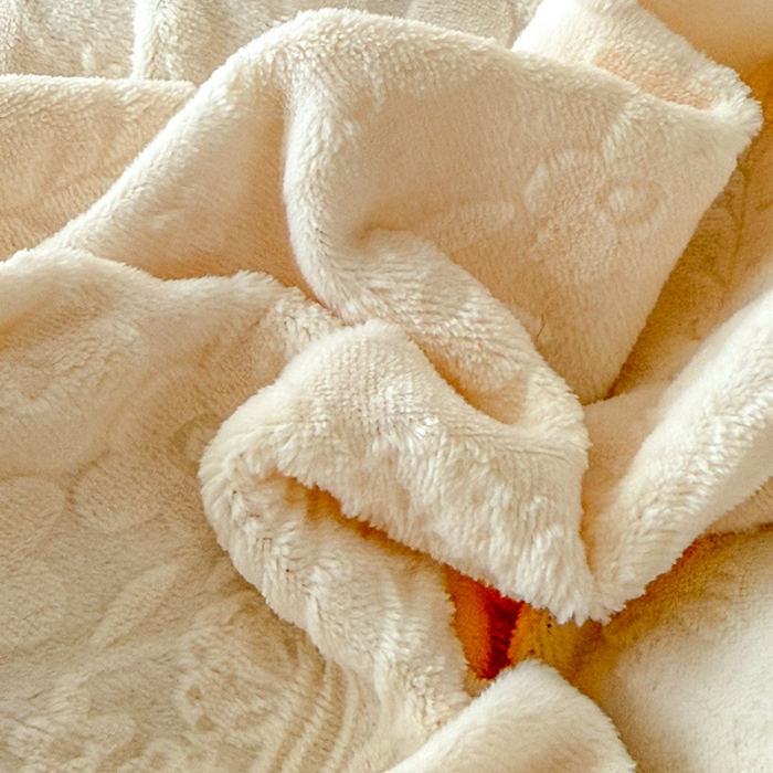 91家纺网 家纺一手货源 找家纺 2025漫布云纺360g全消光牛奶绒工艺款蕾丝盘花立体雕花绒牛奶绒四件套刺绣绣花套件 安琪-奶油白 