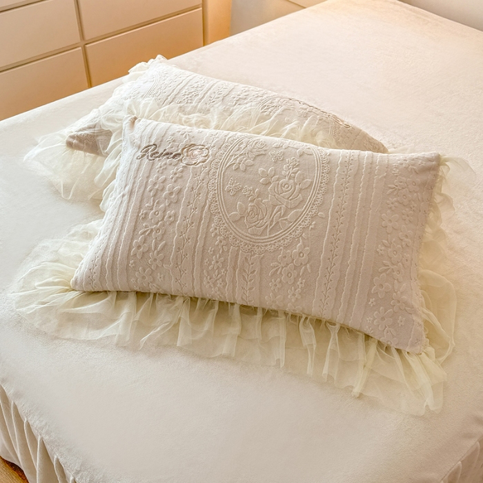 91家纺网 家纺一手货源 找家纺 2025漫布云纺360g全消光牛奶绒工艺款蕾丝盘花立体雕花绒牛奶绒四件套刺绣绣花套件 安琪-奶油白 