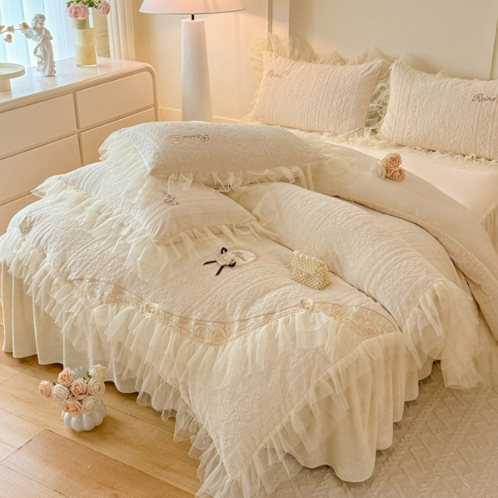 91家纺网 家纺一手货源 找家纺 2025漫布云纺360g全消光牛奶绒工艺款蕾丝盘花立体雕花绒牛奶绒四件套刺绣绣花套件 安琪-奶油白 