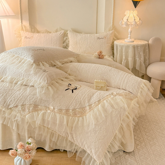 91家纺网 家纺一手货源 找家纺 2025漫布云纺360g全消光牛奶绒工艺款蕾丝盘花立体雕花绒牛奶绒四件套刺绣绣花套件 安琪-奶油白 