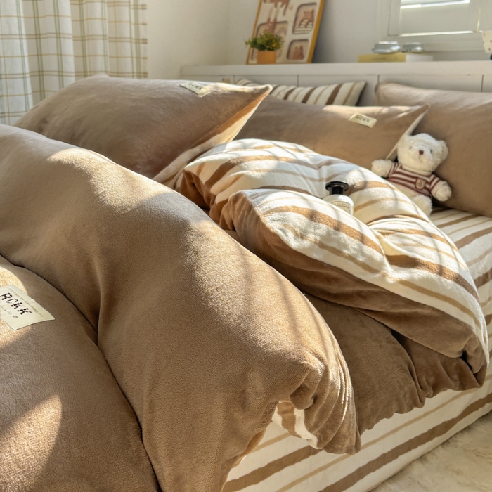 91家纺网 家纺一手货源 找家纺 （总）（含买家秀）2025秋冬新款素色条纹牛奶绒四件套双拼撞色冬季保暖四件套简约风床上用品